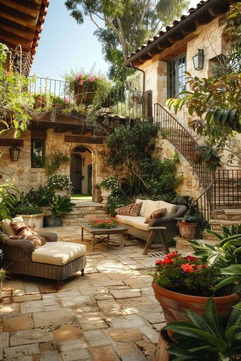 Emslifeandloves Tuscan Backyard, Mediterranean Patio Ideas, Patio Oasis Ideas, Tuscan Patio, Tuscan Courtyard, Mediterranean Houses, Spanish Farmhouse, Patio Oasis, Private Idaho