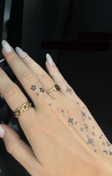 Sparkles Hand Tattoo, Y2k Tattoo Ideas Hand, Star Tattoos Hand, Tattoos For Women Stars, Hand Sparkle Tattoo, Pretty Hand Tattoos For Women, Star Finger Tattoo, Cool Hand Tattoos, Tattoo Main