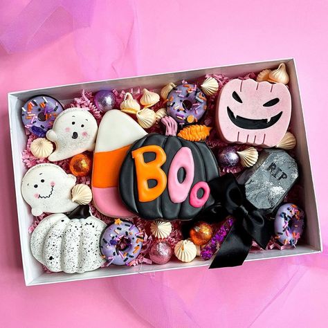 🕸 ¿Qué les parece esta caja de dulces para Halloween? 👻 🎃 🎃 Créditos ⇨ @theflourgirl_ #ecumple #halloween #halloweenpartyideas #halloweenideas #halloween2021 #halloweencakes #happyhalloween #trickortreat #spooky #halloweenparty #halloweendecor #pumpkin #scary #boo #spookyseason #halloweendecorations #halloweencostume #halloweenfun Pumpkin Scary, Halloween Treat Boxes, Halloween 20, Jessica Rabbit, Treat Box, Halloween Treat, Halloween Cakes, Cookie Monster, Shrek