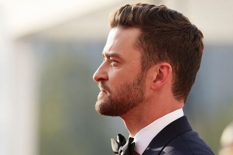 A master class in trimming your face mane, courtesy of one Mr. Justin Timberlake. Justin Timberlake Hairstyle, Beard Neckline, Character Hairstyles, Facial Shapes, Rectangle Face, Beard Shapes, Male Profile, Beard Fade, Boys Hair