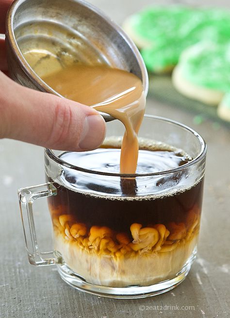 Home made flavored creamers. I doubt I'll ever buy premade creamer again. Diy Coffee Creamer, Minuman Starbucks, Homemade Coffee Creamer, Creamer Recipe, Homemade Coffee, Almond Joy, Izu, Diy Coffee, Coffee Creamer