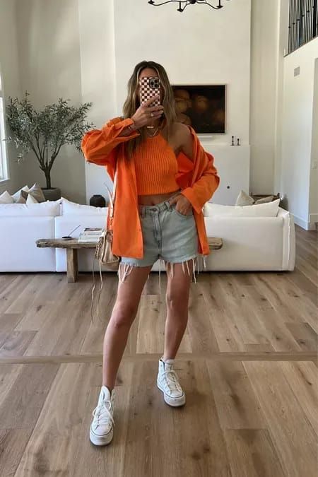 Summer Outfits White Sneakers, Orange Shorts Outfit Summer, Orange Outfit Casual, Orange Outfit Ideas Summer, Orange Summer Outfits, White Jean Shorts Outfit, Streetstyle Outfit Ideas, Orange Shorts Outfit, Style White Sneakers