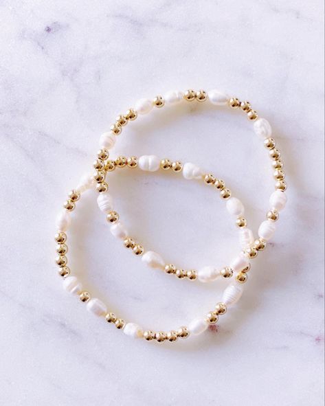 Gold Homemade Jewelry, Gold And White Bead Bracelet, Pearl Bracelet Ideas Simple, Gold And White Bracelet, Diy Gold Bead Bracelets, White And Gold Beaded Bracelet, Pearl Friendship Bracelet, Pearl Bead Bracelet Ideas, Pearl Bracelet Ideas