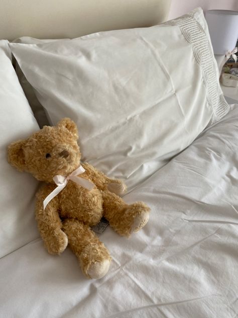 Beige Aesthetic Teddy Bear, Teddy Bear On Bed, Small Teddy Bear Aesthetic, Teddy Bear On Bed Aesthetic, Coquette Teddy Bear, Bear Bed, Girl With Teddy Bear Aesthetic, Small Teddy Bears, Beach Flowers