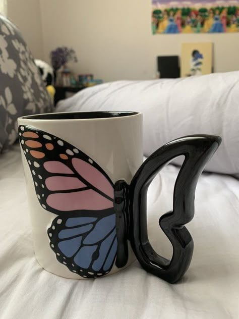 Butterfly Mug Ceramics, Butterfly Pottery Ideas, Pottery Cups Ideas, Desserts For Winter, Clay Cup Ideas, Tazas Aesthetic, Ceramica Aesthetic, Cute Mugs Aesthetic, Butterfly Pottery