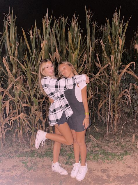 Haunted Corn Maze Outfit, Corn Maze Photoshoot, Corn Maze Pictures, Haunted Corn Maze, Field Corn, Fall Pics, Pics Ideas, Corn Maze, Friends Instagram