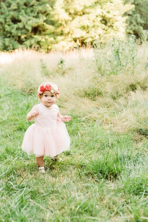 First birthday photo shoot at sunset with tutu's, flower crowns, and a giant pink balloon! #goldenhour #firstbirthday #sunsetphotos #tutu #flowercrown #firstbirthdayphotos Sell Old Clothes, Babies First Birthday, First Birthday Photoshoot, Marines Girl, First Birthday Balloons, Birthday Photo Shoot, First Birthday Photo, Golden Hour Photography, First Birthday Photos