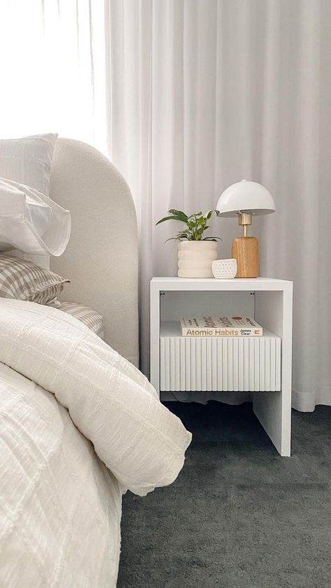 White Bedroom Bedside Table, Bedroom Inspo Minimalist Small Room, Bedside Table Styling White, Bedside Table Ideas White, White Bedside Table Styling, Modern Australian Interiors, White Bedside Table Ideas, Bedside Tabel, White Bed Side Table