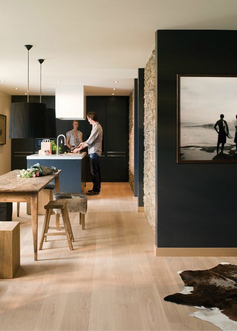 black kitchen design Black Kitchen Design, Light Hardwood Floors, Quickstep, Light Wood Floors, Black Kitchen Cabinets, Dark Walls, Engineered Flooring, Modern Kitchen Cabinets, Engineered Wood Floors