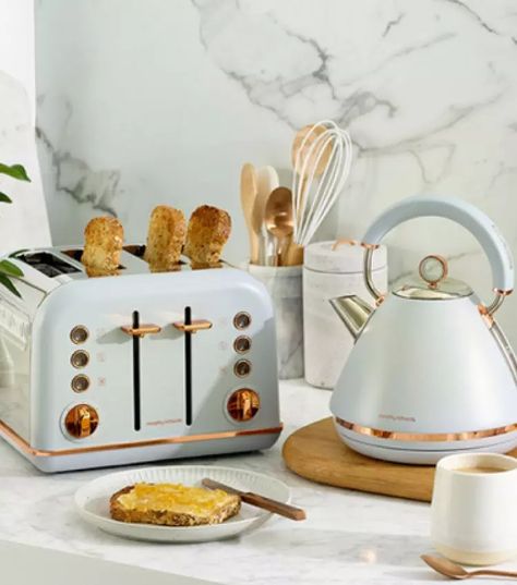 Matte White Kitchen, Rose Gold Kitchen Appliances, White Toaster, 4 Slice Toaster, Rose Gold Kitchen, Bevelled Mirror, Morphy Richards, Kettle And Toaster, Mirror Round