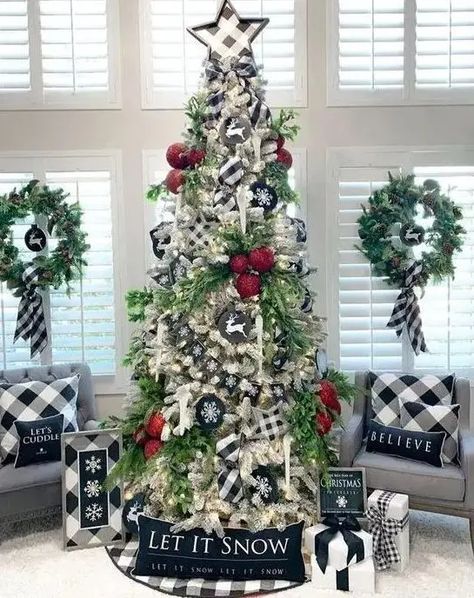 55 Farmhouse Christmas Tree Decor Ideas - DigsDigs Log Cabin Christmas, Buffalo Check Pillows, Christmas Trees Decorated, Christmas Tree Decorated, Christmas House Lights, Flocked Christmas Trees Decorated, Buffalo Check Christmas, Christmas Tree Decorating Themes, Christmas Games For Family