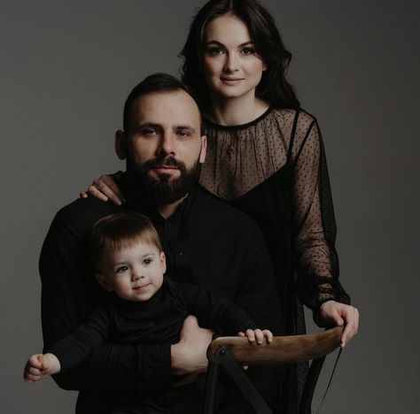 Family Photos Black Background, Old Money Family Photoshoot, Brother Photography Poses, Mommy Son Pictures, Newborn Family Pictures, New Year Photoshoot, Brothers Photography, Family Potrait, Family Photo Studio