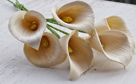 DIY: How To Make Calla Lily Flowers Using Dried Corn Husks | Reduce. Reuse. Recycle. Replenish. Restore. Corn Husk Wreath, Corn Husk Crafts, Corn Husks, Corn Husk Dolls, Calla Lily Flowers, Flax Flowers, Dried Corn, Easy Craft Ideas, Lily Flowers