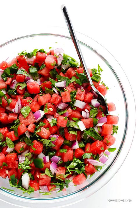 This fresh watermelon salsa recipe is quick and easy to make, and tastes so refreshing! Watermelon Salsa Recipe, Tastee Recipe, Grilled Watermelon, Watermelon Salsa, Gimme Some Oven, Fruit Salsa, Watermelon Salad, Watermelon Recipes, Salsa Recipe