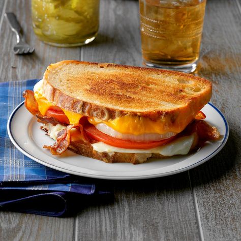 Best Ever Grilled Cheese Sandwiches Pepperoni Sandwich, Bacon Grilled Cheese Sandwich, Easy Grilled Cheese, Cheese Melt, Sausage Skillet, Tuna Burgers, Cheap Lunch, Turkey Club, Bacon Grilled Cheese