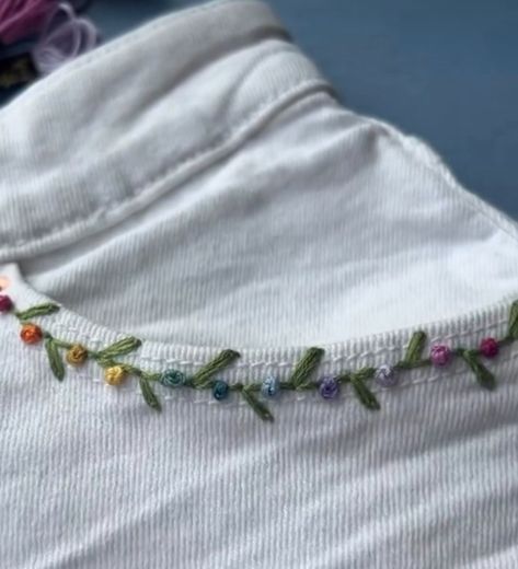 Embroidery Ideas On Clothes, Simple Jean Embroidery, Aesthetic Jeans Embroidery, T Shirt Flower Embroidery, Embording Ideas, Cute Embroidered T-shirt For Spring, Embroidery Patterns Jeans Pocket, Embroidery Simple, Rose Embroidery Pattern