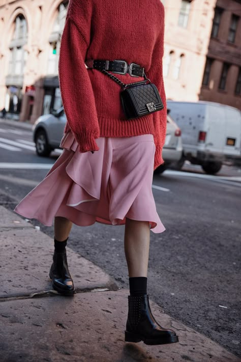 Sweater Street Style, Trendy Outfits 2020, Looks Street Style, Autumn Street Style, Red Sweater, Mode Inspo, Pink Skirt, Fall Street Style, 가을 패션