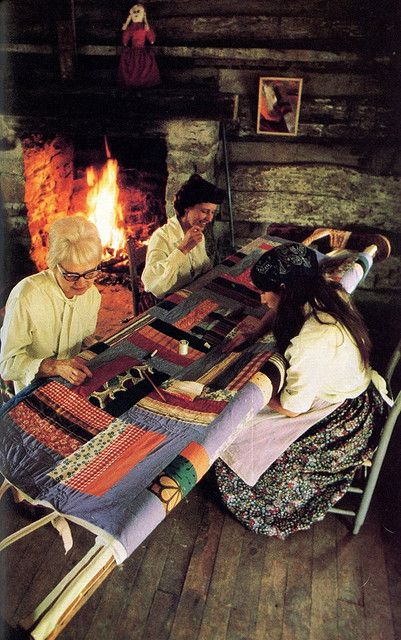 Trad Life, Amische Quilts, Quilt History, History Of Quilting, Quilting Frames, Old Quilts, Traditional Quilts, Images Vintage, Antique Quilts