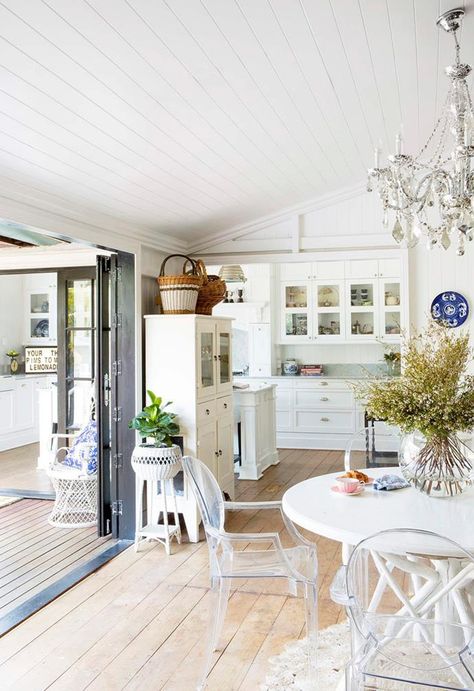 Carefully undoing layers of mismatched finishes from bygone eras have restored this classic home's original beauty. Queenslander Homes Interior, Queensland House, Beachy Homes, Cocktail Recipes At Home, Queenslander Renovation, Queenslander House, Leadlight Windows, Timber Stair, Weatherboard House