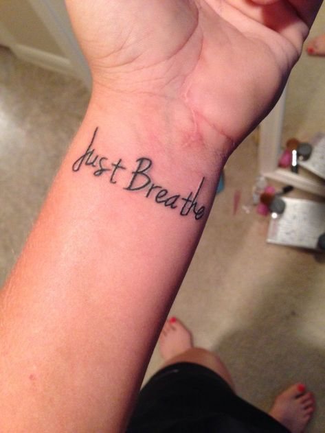 12 Pretty Wrist Tattoo for the Week - Pretty Designs Wrist Tattoos Quotes, Just Breathe Tattoo, Tato Flash, Wörter Tattoos, Cool Wrist Tattoos, Omerta Tattoo, Back Of Shoulder Tattoo, Wrist Tattoos For Women, Knee Tattoo