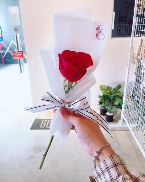 Single Rose Wrapped, Single Wrapped Rose, Single Red Rose Bouquet, One Rose Gift, Single Rose Bouquet, Rose Wrapping, Single Flower Bouquet, Galaxy Flowers, Diy Bouquet Wrap