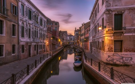 Venice Italy Wallpapers - Top Free Venice Italy Backgrounds - WallpaperAccess Wallpaper Redmi, Northern Italy Aesthetic, Venice Boat, Italian Wallpaper, Boat Wallpaper, Italian Aesthetic, Evening Sunset, Travel Wallpaper, Italy Aesthetic