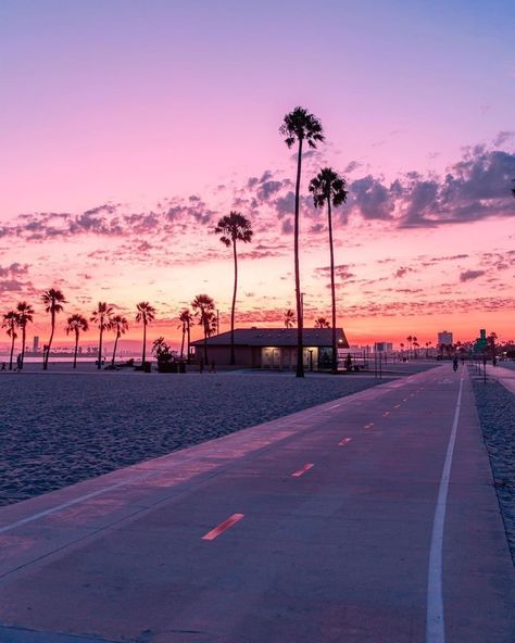 Visit Long Beach on Instagram: “We sure hope another pink cotton candy sunset is in our future! 💗🌴 #VisitLB #Repost⁣⁣ 📸: @ejimmy3” California Wallpaper, Los Angeles Beaches, California Vibe, California Sunset, Malibu Beaches, Long Beach California, Visit California, Beach Background, Beach Wallpaper