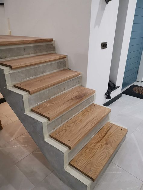 Interior Concrete Stairs, Wooden Stairs Over Concrete, Cement Stairs Indoor, Stepenice Unutrasnje, Microcement Staircase, Microcement Stairs, Concrete And Wood Interior, Stairs Stone, Mid Modern House