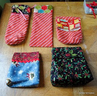 Christmas Gift Bags To Sew, Fabric Christmas Bags, Gift Bag Tutorial, Xmas Messages, Eclectic Fabric, Tiny Bags, Fabric Gift Bag, Gift Bags Diy, Bags Diy