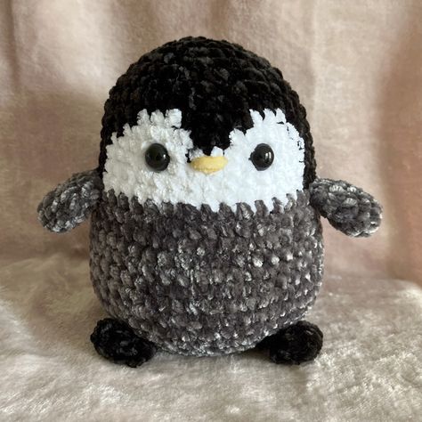 Embellish your desk or bed with these chubby penguin plushies! Crafted from 100% polyester yarn, they're both cuddly and perfect for your collection or as a thoughtful gift. Measuring around 16cm tall and 15cm wide, these plushies are perfect for cuddling or display, and each includes an optional personalisable A6 adoption certificate for added uniqueness. Please be aware that, being handcrafted by a single person, there might be slight colour or size variations from the listing photos. These pl Chunky Yarn Crochet Pattern, Penguin Toy, Crochet Stuffies, Crochet Penguin, Easy Crochet Animals, Quick Crochet Patterns, Adoption Certificate, Adorable Crochet, Crochet Things