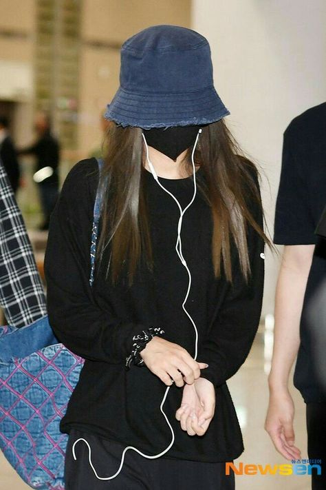 Oversize Outfit, Blackpink Debut, Icn Airport, Jennie Lisa, Autumn Aesthetic, Incheon, Girls Fashion Clothes, Airport Style, Blackpink Fashion