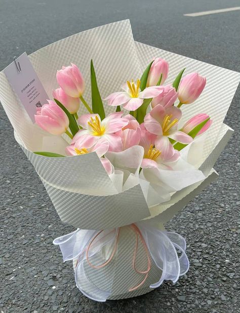 Tulip Bouquet Gift, Tulip Bouquets, Flower Tulip, Flower Bouquet Diy, Flower Box Gift, Boquette Flowers, Flower Boutique, Tulip Bouquet, Flowers Bouquet Gift