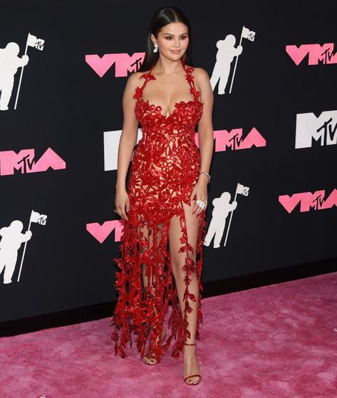 The 15 Best Fashion Looks from the 2023 VMAs - PureWow Selena Gomez Red Dress, Selena Gomez Red Carpet, Selena Style, Selena Gomez Dress, Selena Gomez Photoshoot, Selena Gomez Outfits, Selena Gomez Cute, Selena Gomez Pictures, Plum Dress