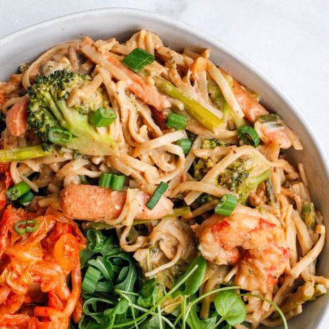 Spicy Shrimp Peanut Noodle Bowls - Smile Sandwich Peanut Sauce Stir Fry, Stir Fry Kimchi, Shrimp Bowl, Noodle Bowls Recipes, Noodle Stir Fry, Spicy Peanut Sauce, Peanut Noodles, Stir Fry Noodles, Peanut Recipes