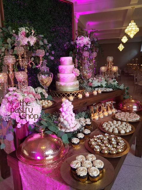 Elegante cake and candy bar for 50th aniversary. Quince Snack Bar, Quince Candy Table, Quince Dessert Table, Quince Court Table, Quinceanera Food, Quince Court, Xv Ideas, Quince Cakes, Desert Bar