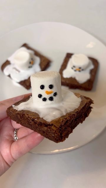 Melted Snowman Brownies, Snowman Brownies, Brownie Icing, Brownies Ingredients, Snowman Treats, Baked Dessert, Melted Snowman, Brownie Ingredients, Winter Desserts