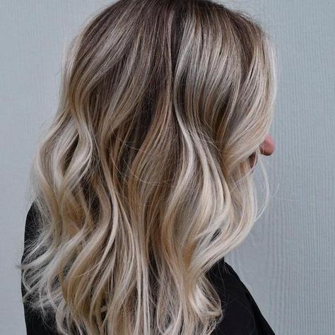 Grey Hair Roots, Cover Gray Hair, Honey Blonde Hair Color, Grey Hair Coverage, Icy Blonde Hair, Covering Gray Hair, Perfume Floral, How To Lighten Hair, Blending Gray Hair