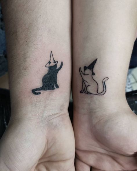 Cute Pair Tattoos, Cat Friend Tattoo, Twin Cat Tattoo, Meowdy Cat Tattoo, Couples Cat Tattoos, Cat Best Friend Tattoo, Cat Friendship Tattoo, Matching Tattoos Ideas For Best Friends, Matching Kitty Tattoos