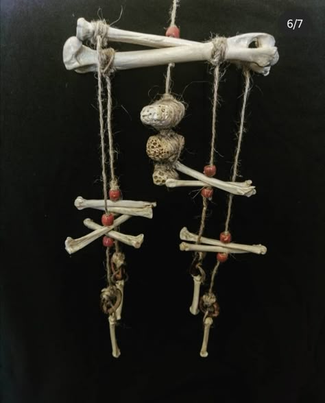 Bone Mobile Wind Chimes, Witch Wind Chimes, Bone Hanging Decor, Painting Cow Skulls Ideas, Bone Wind Chime Diy, Animal Bone Wind Chime, Bone Windchimes, Crafts With Bones, Animal Bones Crafts