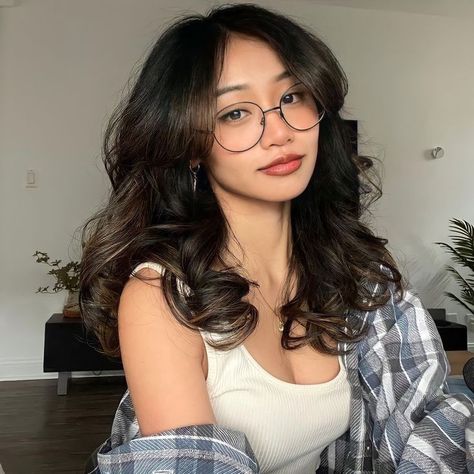 People With Glasses, Glasses Outfit, Glasses Inspiration, Hairstyles With Glasses, Girls With Black Hair, Cute Glasses, Hair Advice, Wearing Glasses, Girls With Glasses