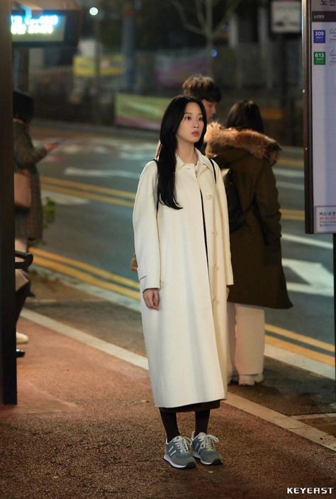 Kdrama Outfits Winter, Kdrama Winter Outfits, Link Eat Love Kill Kdrama, Yeo Jin Goo, Moon Ga Young, Black Curls, Jin Goo, Winter Styles, Winter Fashion Outfits Casual