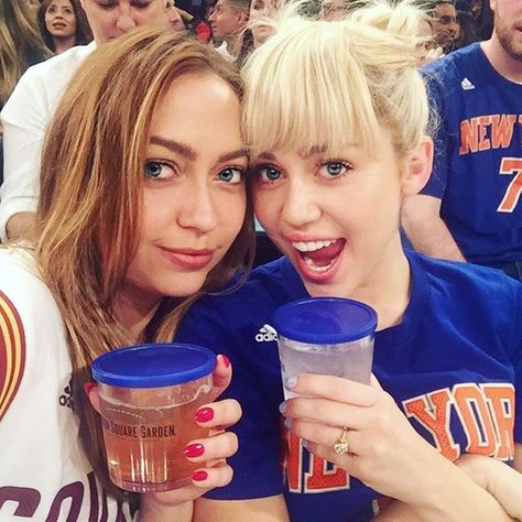 Miley Cyrus Engagement Ring, Hannah Miley, Miley Cyrus Show, Knicks Game, Miley Cyrus News, Retro Engagement Rings, Miley Stewart, Big Blue Eyes, Antique Engagement Rings Vintage