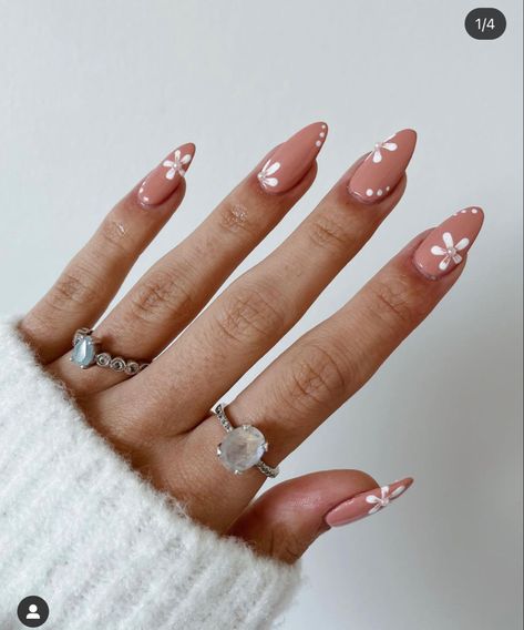 Cute Almond Acrylic Nails, Nails For June, Floral Nail Design, Floral Nail Designs, Nails 2022, Her Nails, Almond Nails Designs, Almond Acrylic Nails, Minimalist Nails