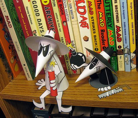 Spy Vs. Spy | Flickr - by Matt Hawkins Paper Toy Design, Spy Vs Spy, Whats Wallpaper, Interactive Exhibition, Dark Horse Comics, Arte Sketchbook, Vinyl Toys, Paper Cutout, Toy Craft