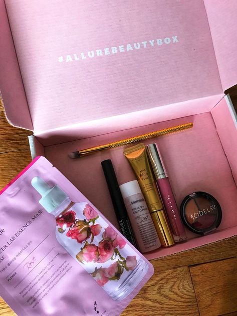 A review of the February Allure Beauty Box for 2019 on JK Style. See why this subscription box has quickly become one of my favorite ways to discover new beauty and skincare products! #skincare #beautyreviews #subscriptionbox Trending Makeup Looks, Double Cleanser, Makeup Subscription Boxes, Allure Beauty Box, Skin Care Hacks, Tinted Brow Gel, Trending Makeup, Free Beauty Samples, Lash Packaging