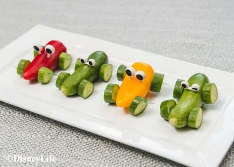 Fun Vegetables For Kids, Car Veggie Tray, Fun Food For Kids, Themed Picnic, Healthy Picnic Foods, Deco Fruit, Fruit Kebabs, Picnic Recipes, Healthy Party Food