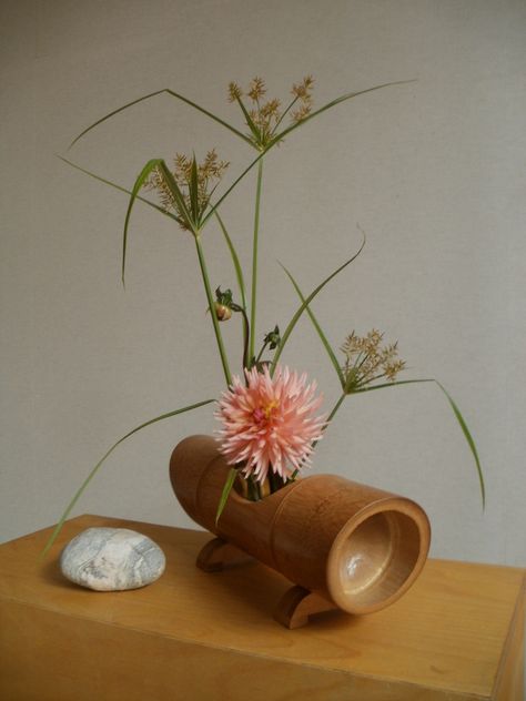 All sizes | Bambusfloß | Flickr - Photo Sharing! Arreglos Ikebana, Bamboo Diy, Ikebana Sogetsu, Sogetsu Ikebana, Bamboo Planter, Bamboo Decor, Ikebana Arrangements, Ikebana Flower Arrangement, Bamboo Art