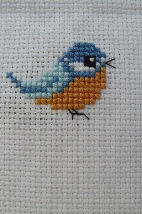 Simple Bird Cross Stitch Pattern, Mini Bird Cross Stitch, Mini Cross Stitch Animals, Small Bird Cross Stitch Pattern, Cross Stitch Birds Small Patterns, Simple Cross Stitch Flower, Small Cross Stitch Designs, Small Cross Stitch Ideas, Small Cross Stitch Flowers