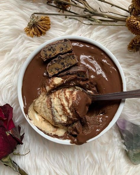 Leigha on Instagram: "Chocolate frosted cookie dough pudding oats Good morning everyone, it has been a while since I have made some blended oats for breakfast but I have been seeing so much I needed to make some. I like to call them pudding oats because that is what the smooth texture reminds me of hahaha. This is my go to recipe below. 🫶 base- 50 g oat flour 20 g @nufyx vanilla pea protein 60 g yogurt 80 ml plant milk 10 ml agave some mini chocolate chips chocolate top- 2 Tbs cocoa powder 2 Tbs hot water 1 Tbs yogurt 1 tsp agave With a @misfitshealth chocolate chip cookie dough protein bar on top (code LEIGHA to save $$$) Mix all base ingredients together and pour into ramekin, make chocolate frosting and pour over top. Let rest in refrigerator over night and enjoy the next day, o Cookie Dough Pudding, Oats Pudding, Chocolate Protein Oats, Oat Pudding, Pudding Oats, Blended Oats, Oats For Breakfast, Cookie Dough Protein, Oats Chocolate