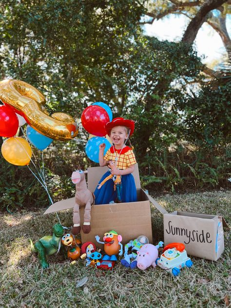 Toy Story Jessie Photo Shoot Ideas, Toy Story Photoshoot Ideas, Toy Story Baby Photoshoot, Toy Story Photo Shoot Ideas, Toy Story Photoshoot, Jesse Toy Story, Second Birthday Photos, Baby Boy Fall Outfits, Toy Story Baby